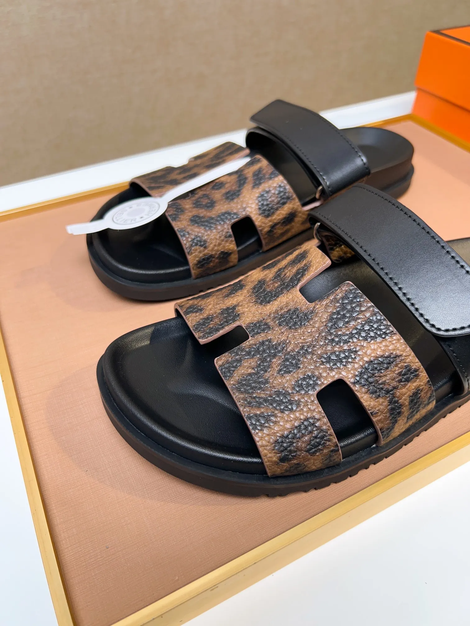 Men's clothing and shoes 💰340 💅💅💅 new arrival. Hermes Hermes official website latest counter synchronized new oran color leather H slippers, the original Paris version flew back to the original model and opened the mold to make it perfectly🍌The highest quality Sincerity, you can enter and leave the counter at will [Deyi] The upper is made of original customized  colored palm prints, crocodile print, ostrich print, colored cow leather, colored cow suede, 🤔 horse hair, 🥳 colored diamonds, 🥰 3D printing, and other genuine leather slippers, imported cow pattern foot pad lining, Italian  latest original genuine leather combination outsole Code number: 38-48 (customized at 46.47.48) Can be made into picture combination sole with genuine leather pattern and ordinary molded outsole
